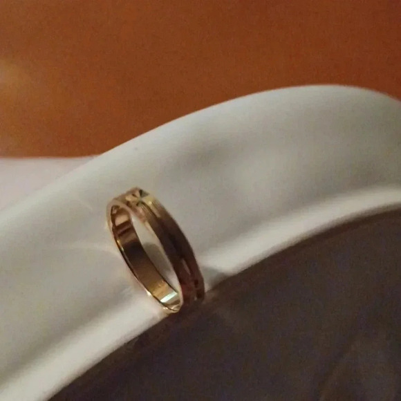 New yellow tone wedding band - Picture 5 of 7